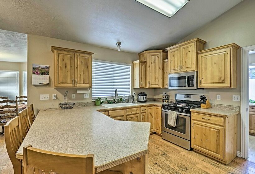 Salem House W/ Sauna, Piano, & Game Room!