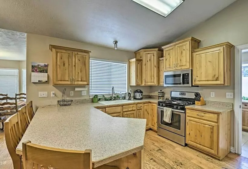 Salem House W/ Sauna, Piano, & Game Room!