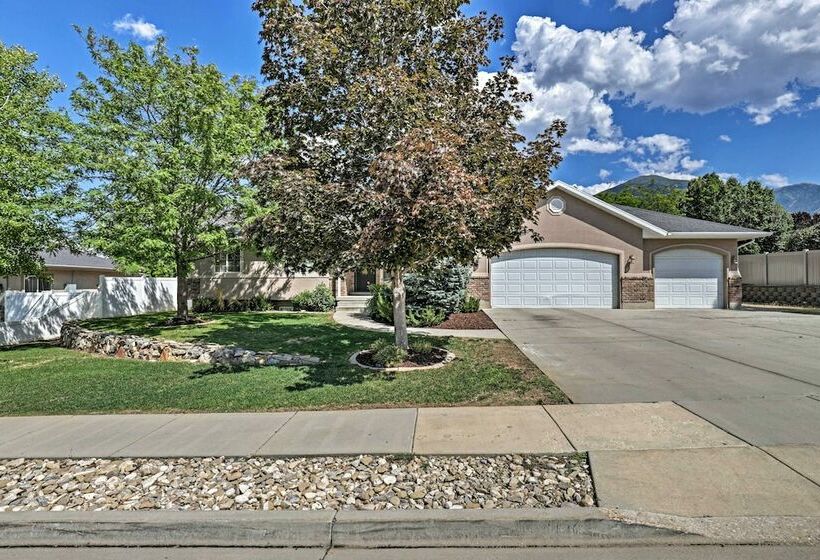 Salem House W/ Sauna, Piano, & Game Room!