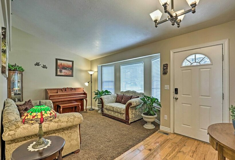 Salem House W/ Sauna, Piano, & Game Room!