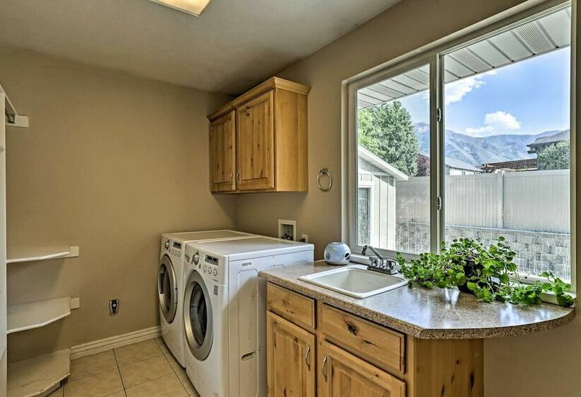 Salem House W/ Sauna, Piano, & Game Room!