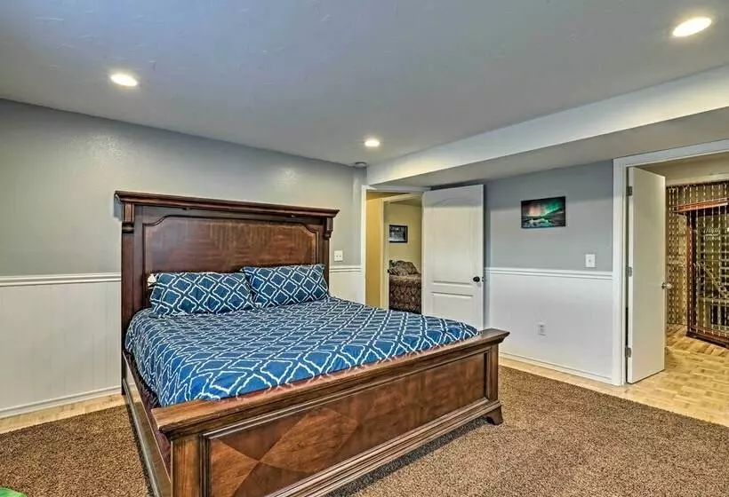 Salem House W/ Sauna, Piano, & Game Room!