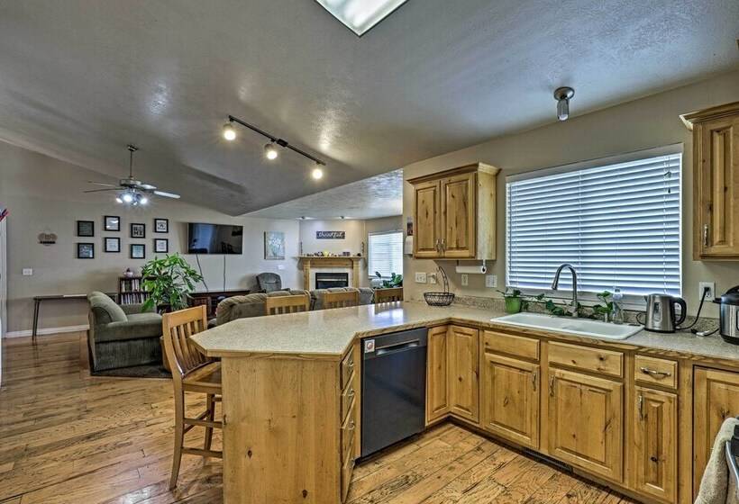 Salem House W/ Sauna, Piano, & Game Room!