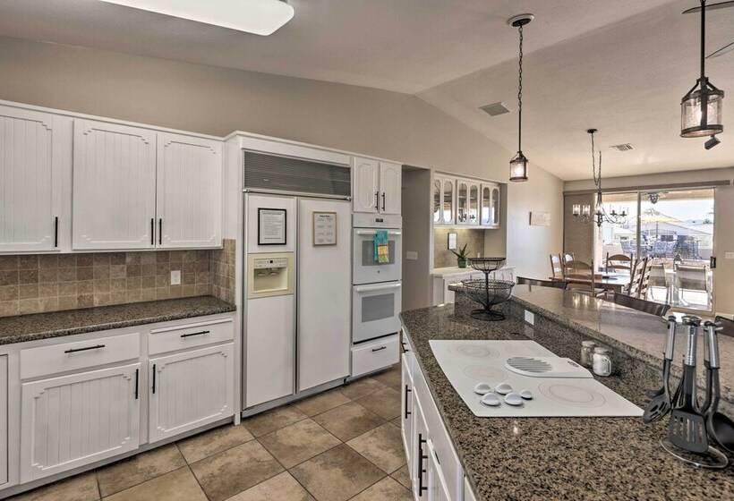 Gorgeous Desert Escape W/ Pool, Lake Havasu Views!
