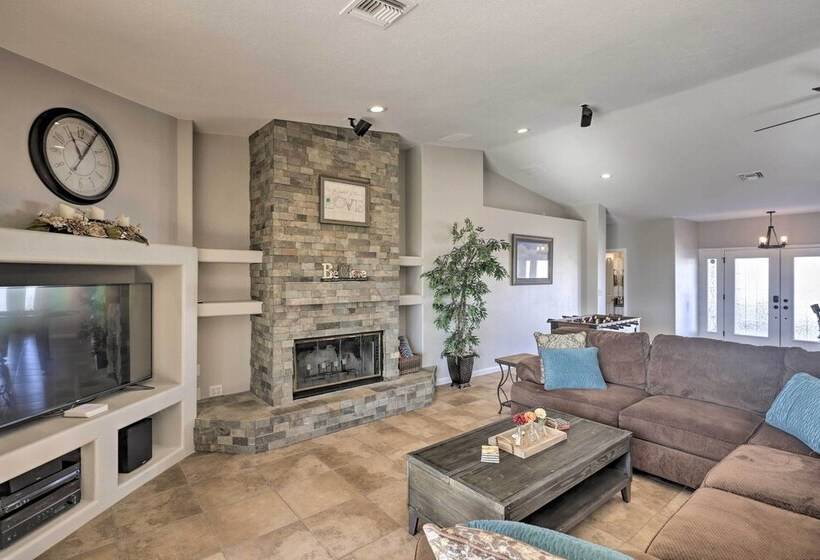 Gorgeous Desert Escape W/ Pool, Lake Havasu Views!