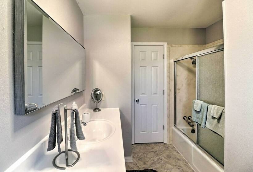 Greers Ferry Home W/ Yard, < 1 Mi To Marina!