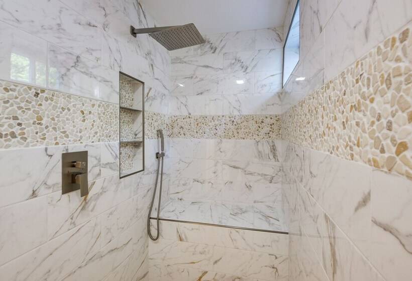 Lakefront Cabin W/ Panoramic Water View & Access