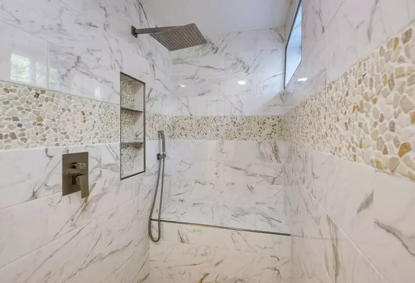 Lakefront Cabin W/ Panoramic Water View & Access