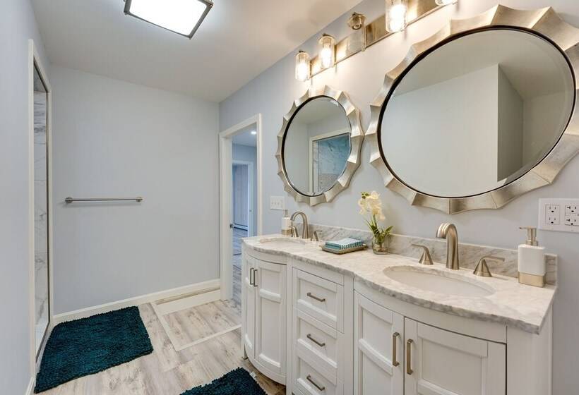 Lakefront Cabin W/ Panoramic Water View & Access