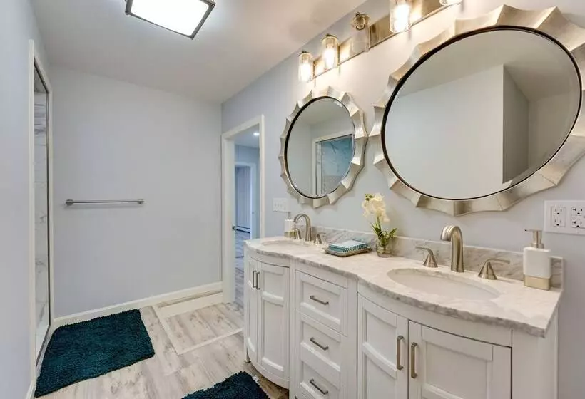 Lakefront Cabin W/ Panoramic Water View & Access