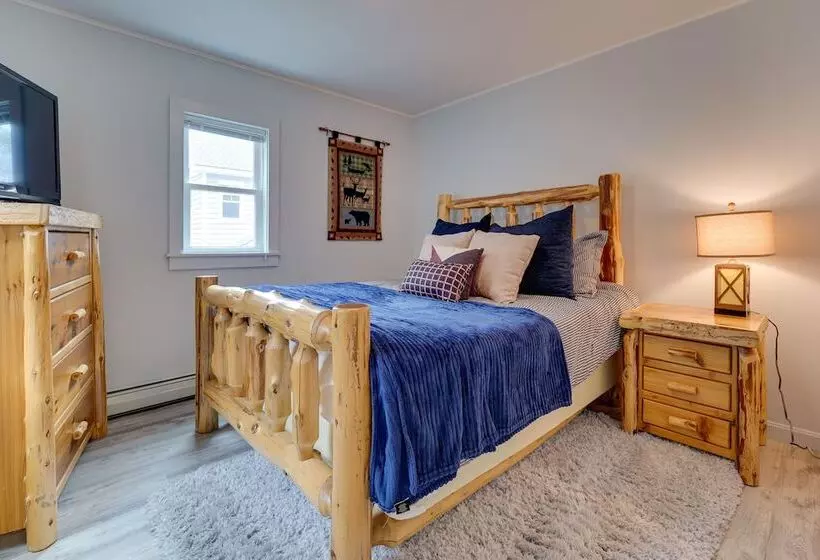 Lakefront Cabin W/ Panoramic Water View & Access