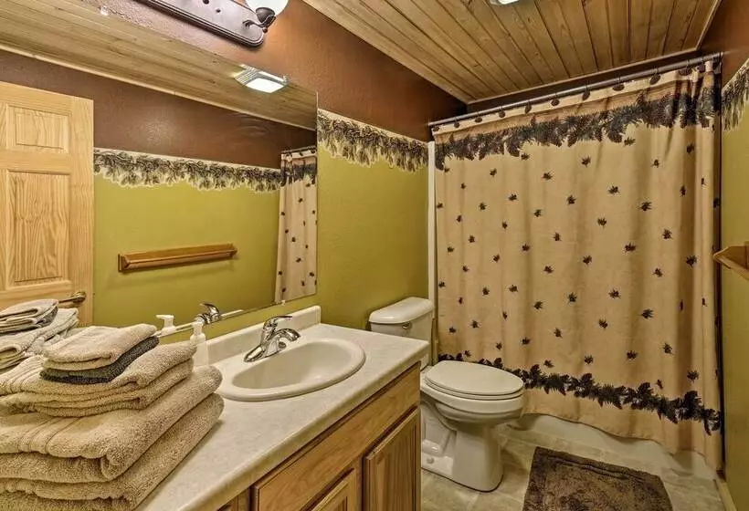 Lakefront Hazelhurst Cabin: Dock & Pool Table