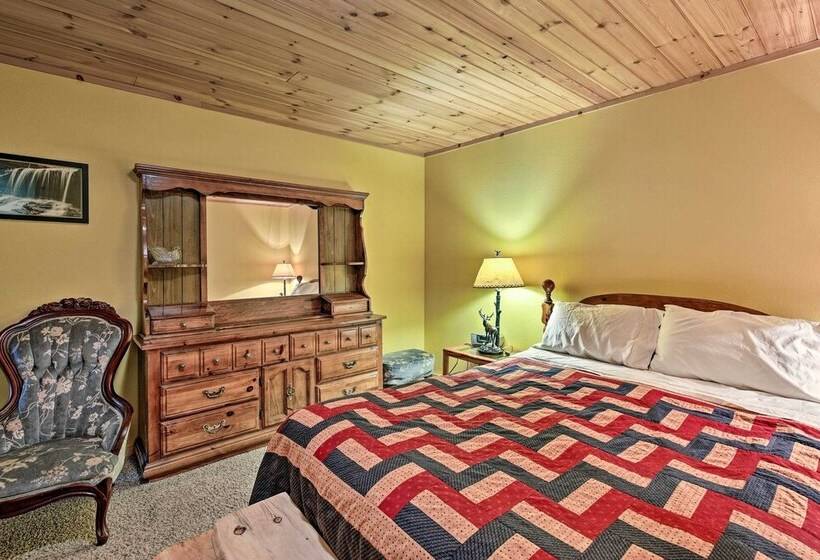 Lakefront Hazelhurst Cabin: Dock & Pool Table