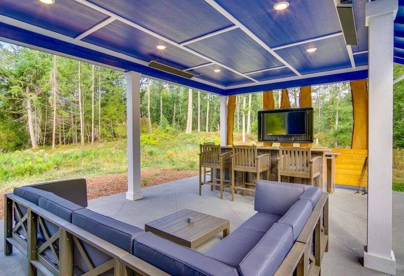 Lovely Clinton Home W/ Hot Tub On 10 Acres!