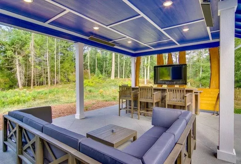 Lovely Clinton Home W/ Hot Tub On 10 Acres!