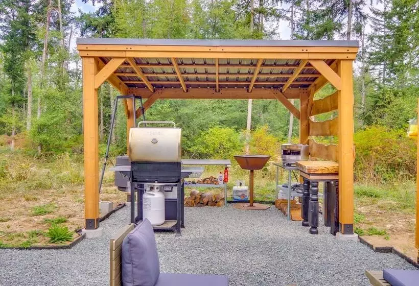 Lovely Clinton Home W/ Hot Tub On 10 Acres!