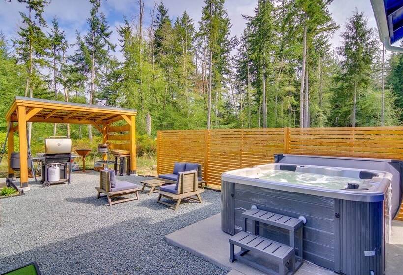 Lovely Clinton Home W/ Hot Tub On 10 Acres!