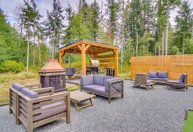 Lovely Clinton Home W/ Hot Tub On 10 Acres!