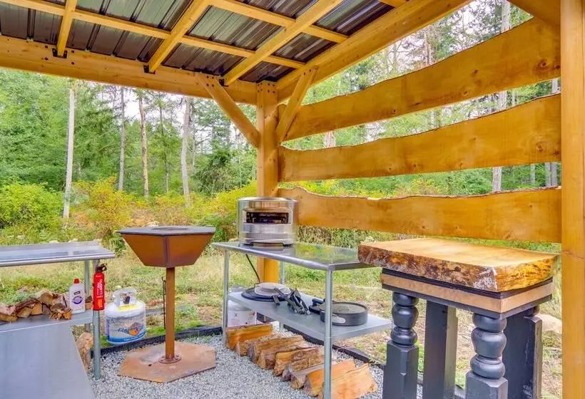 Lovely Clinton Home W/ Hot Tub On 10 Acres!