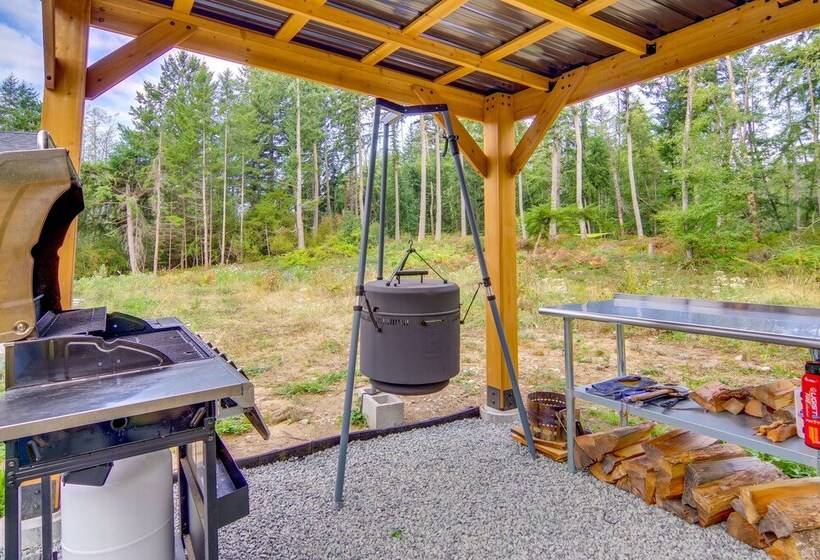 Lovely Clinton Home W/ Hot Tub On 10 Acres!