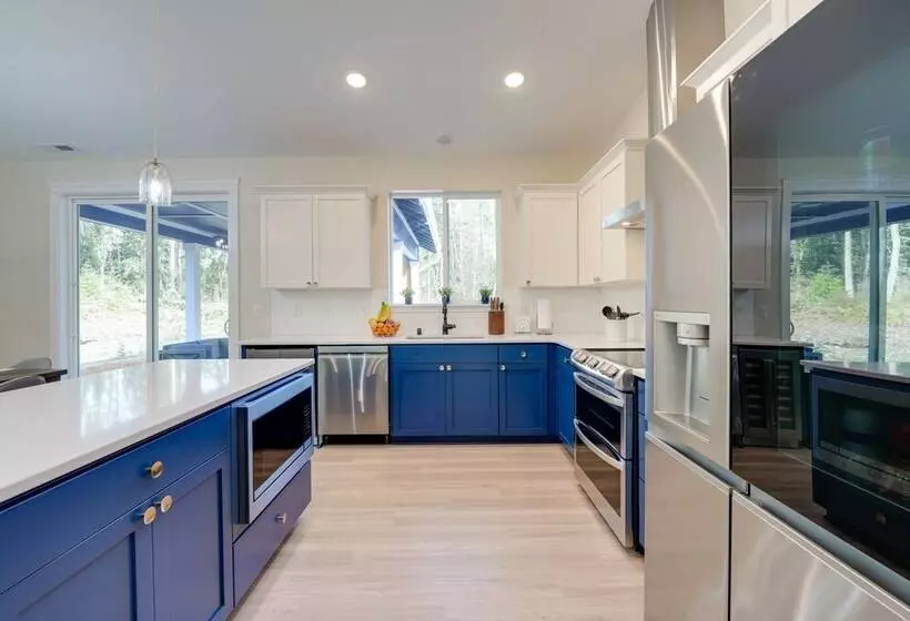 Lovely Clinton Home W/ Hot Tub On 10 Acres!