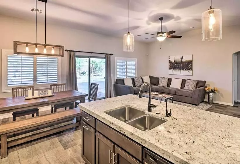 Luxurious Llanos Retreat ~ 1 Mi To London Bridge!