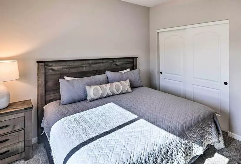 Luxurious Llanos Retreat ~ 1 Mi To London Bridge!