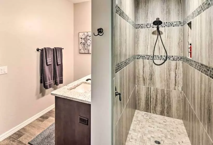 Luxurious Llanos Retreat ~ 1 Mi To London Bridge!
