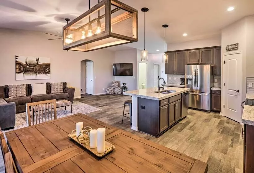 Luxurious Llanos Retreat ~ 1 Mi To London Bridge!