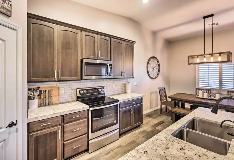 Luxurious Llanos Retreat ~ 1 Mi To London Bridge!