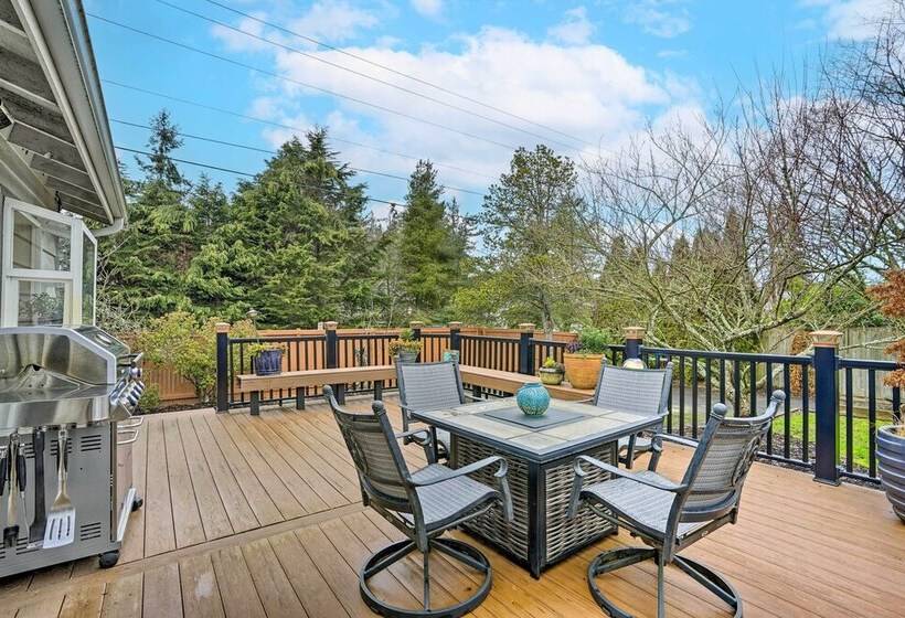 Lynnwood Home: Private Hot Tub, Fire Table & Grill