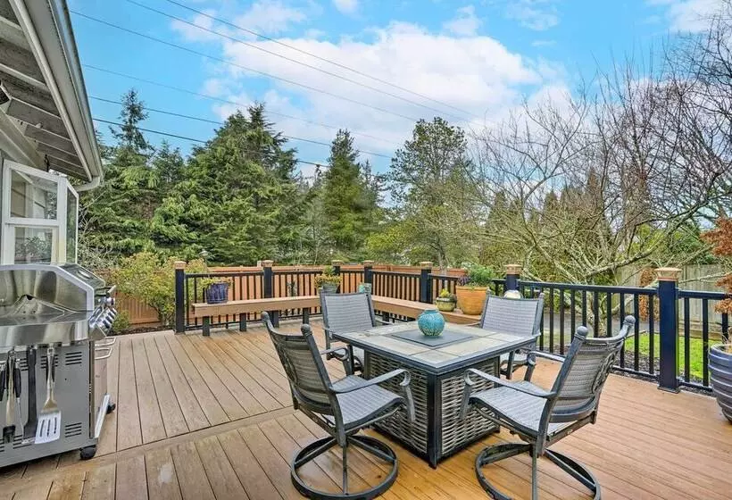 Lynnwood Home: Private Hot Tub, Fire Table & Grill