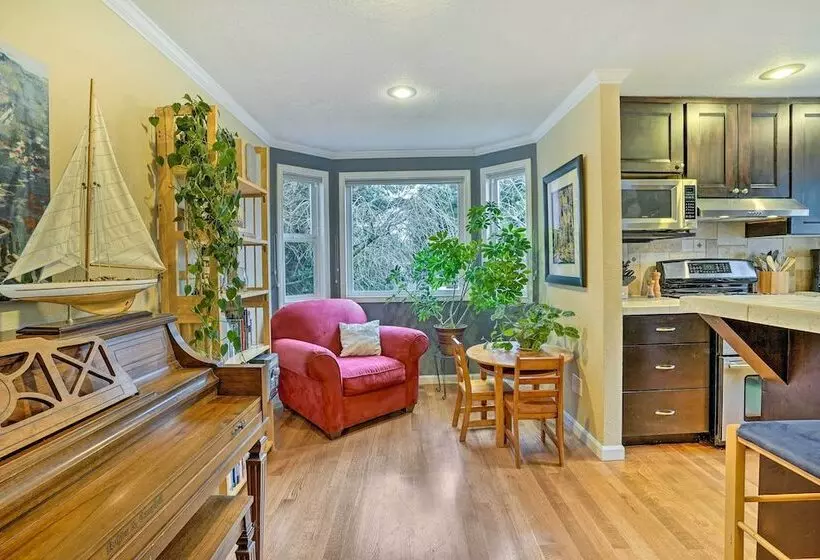 Lynnwood Home: Private Hot Tub, Fire Table & Grill