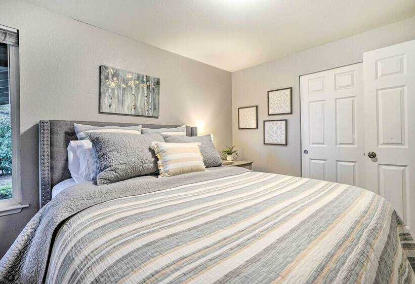 Lynnwood Home: Private Hot Tub, Fire Table & Grill