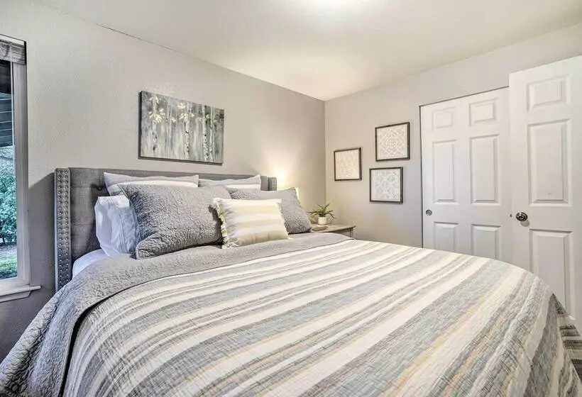 Lynnwood Home: Private Hot Tub, Fire Table & Grill