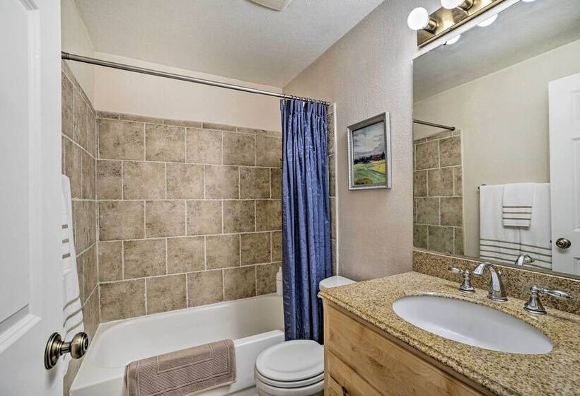 Lynnwood Home: Private Hot Tub, Fire Table & Grill