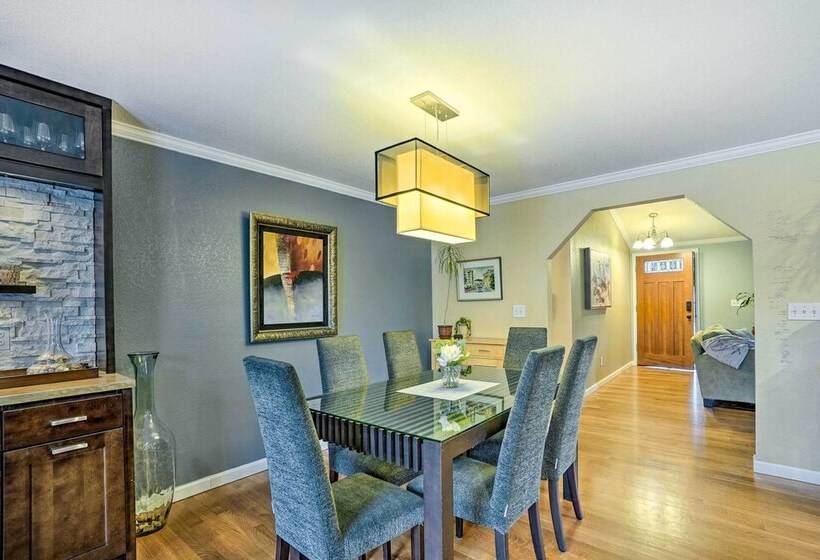 Lynnwood Home: Private Hot Tub, Fire Table & Grill