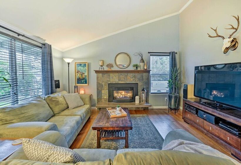 Lynnwood Home: Private Hot Tub, Fire Table & Grill