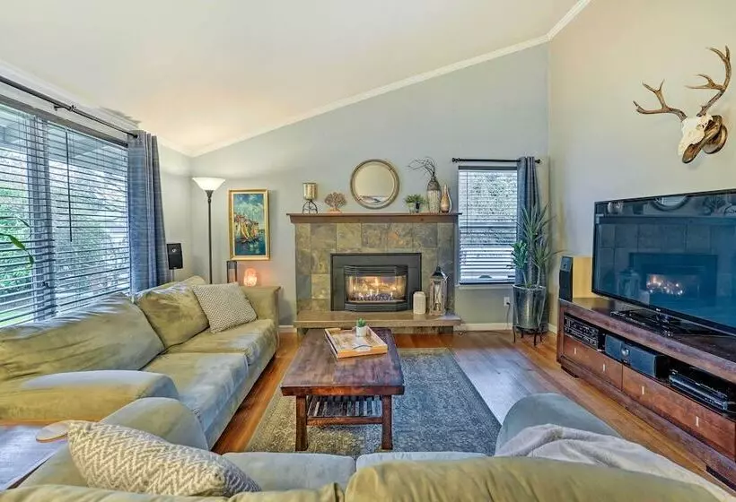 Lynnwood Home: Private Hot Tub, Fire Table & Grill