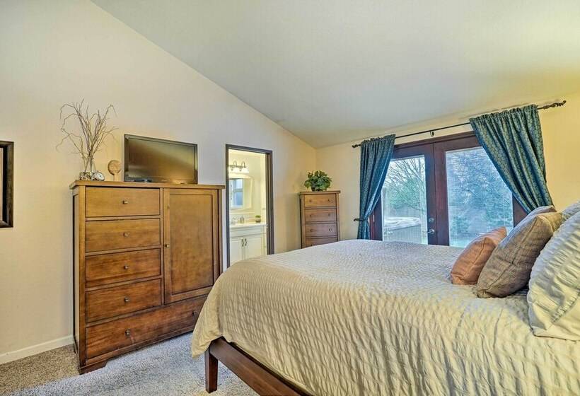 Lynnwood Home: Private Hot Tub, Fire Table & Grill