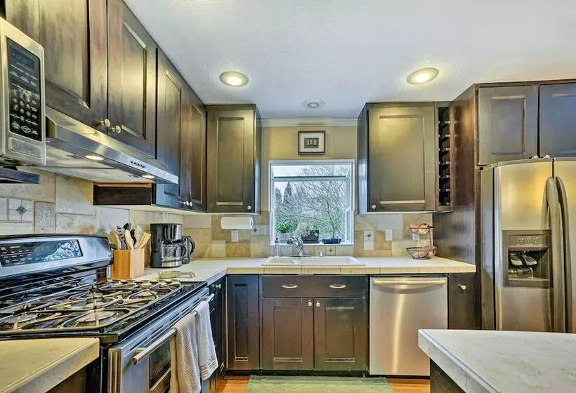 Lynnwood Home: Private Hot Tub, Fire Table & Grill