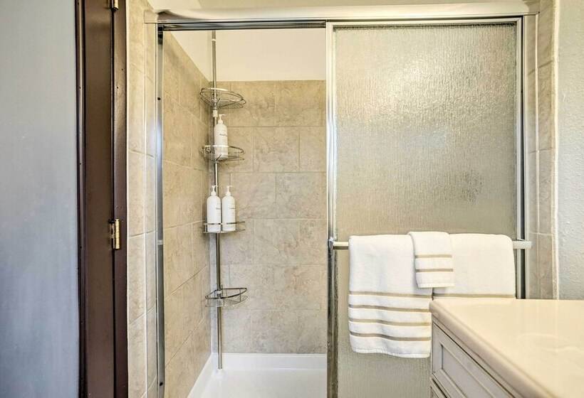 Lynnwood Home: Private Hot Tub, Fire Table & Grill