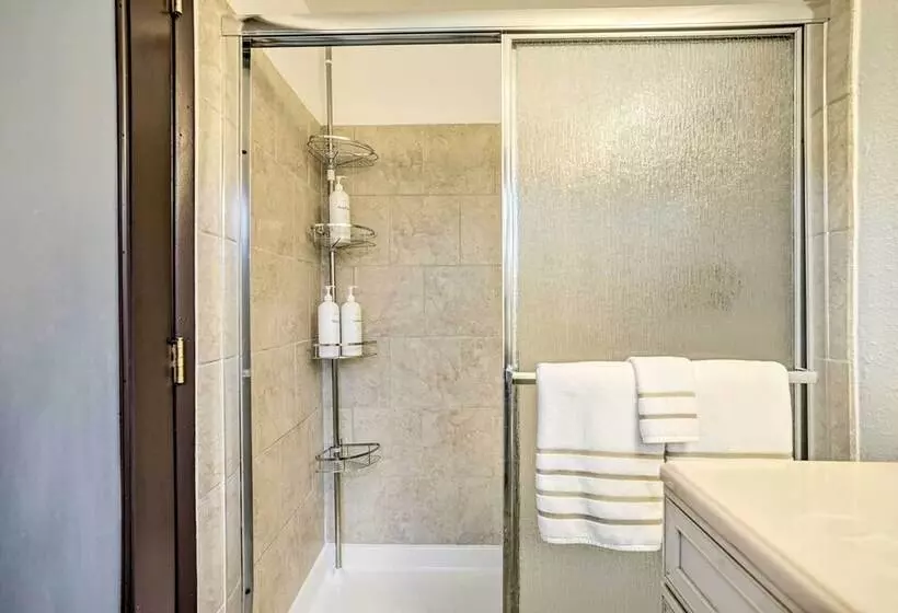 Lynnwood Home: Private Hot Tub, Fire Table & Grill