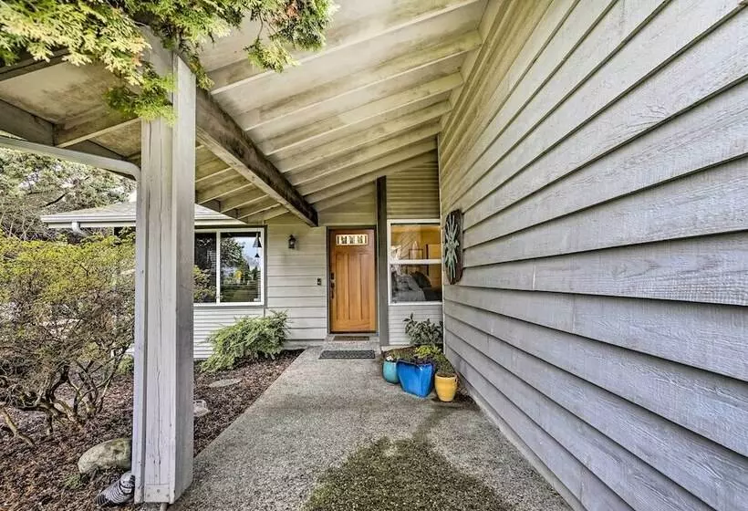 Lynnwood Home: Private Hot Tub, Fire Table & Grill