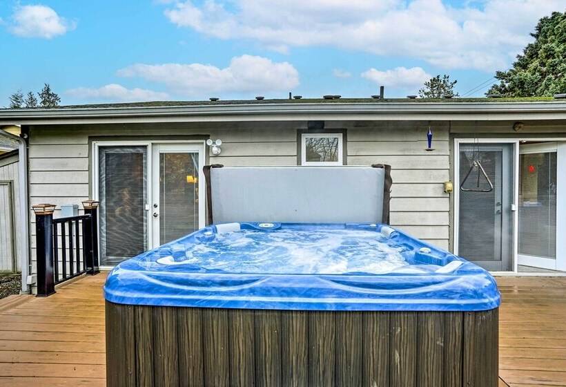 Lynnwood Home: Private Hot Tub, Fire Table & Grill