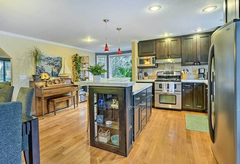 Lynnwood Home: Private Hot Tub, Fire Table & Grill