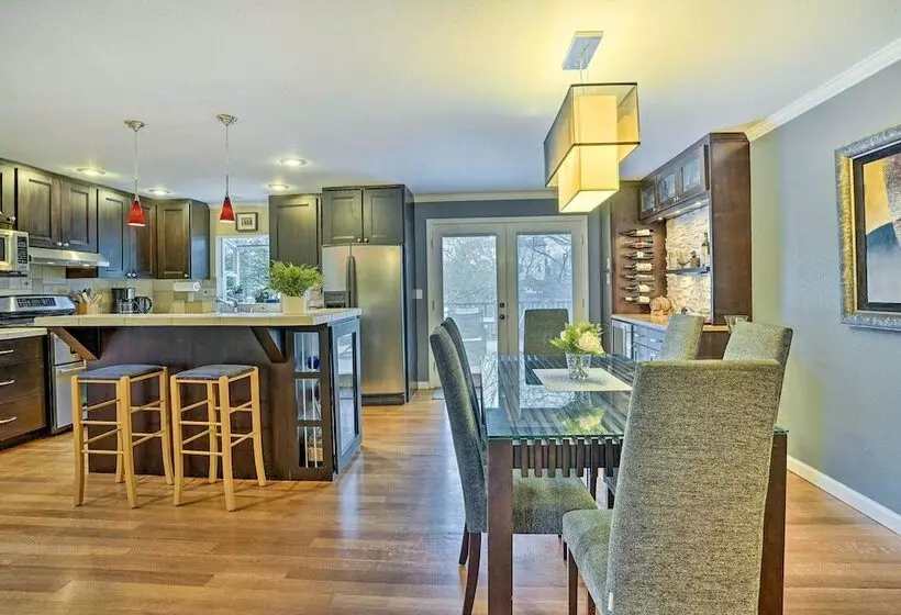 Lynnwood Home: Private Hot Tub, Fire Table & Grill