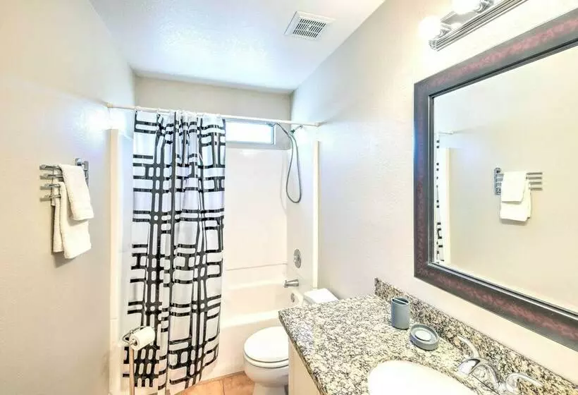 Gilbert Family Home: Games, Private Pool & Patio!