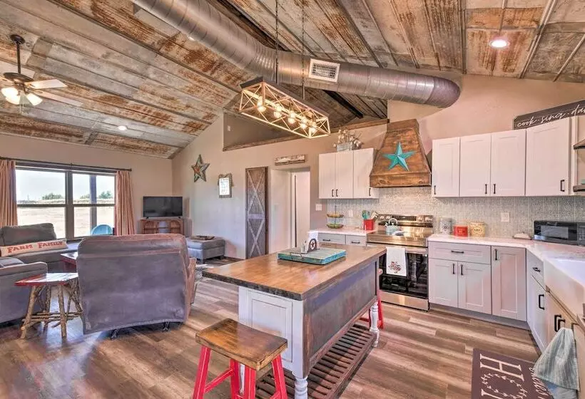 Modern Stephenville Farmhouse: 8 Mi To Dtwn!