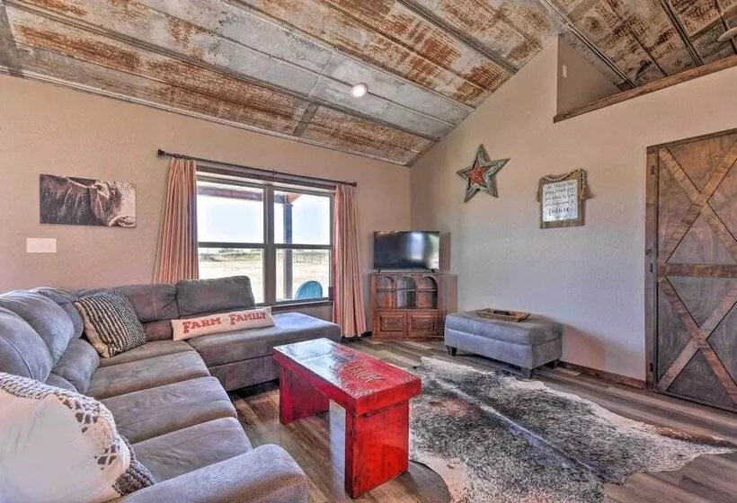 Modern Stephenville Farmhouse: 8 Mi To Dtwn!
